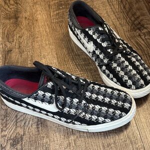 Nike Men’s Black & White Knit Pattern Stefan Janowski Skateboard Low-Top Sneaker